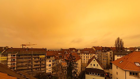  Vokietijoje, Štutgarte, dangus nusidažė oranžine spalva