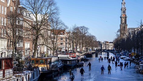 Amsterdamo gyventoja čiužia už&scaron;alusiais kanalais