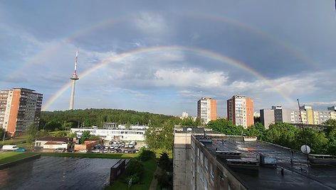 Vilniaus televizijos bokštą po lietaus apgaubė vaivorykštė