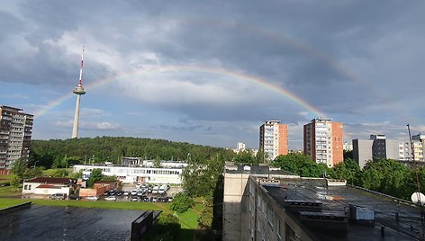 Vilniaus televizijos bokštą po lietaus apgaubė vaivorykštė