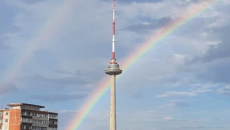 Vilniaus televizijos bok&scaron;tą po lietaus apgaubė vaivoryk&scaron;tė