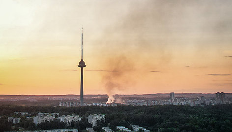 Karoliniškėse, garažų masyve degė pabėgiai ir šiukšlės