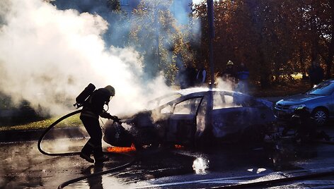 &Scaron;e&scaron;kinėje degė &bdquo;Toyota Prius&ldquo;