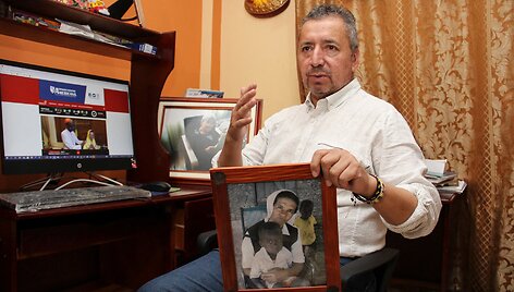 Edgaras Narv&aacute;ezas, Glorijos Cecilios Narv&aacute;ez brolis, laiko jos nuotrauką