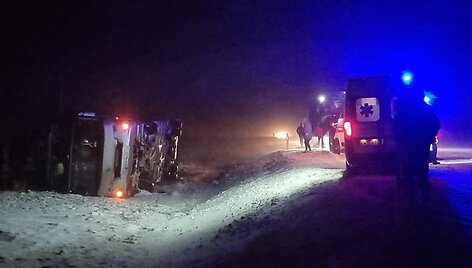 Ties Lazdijais apvirto keleivius vežęs autobusas