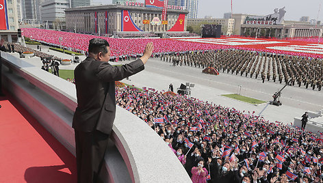 Kim Jong Unas civiliniame parade jo senelio garbei