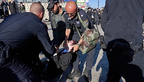 Izraelyje žydų maldininkai prie piligriminio objekto susirėmė su policija