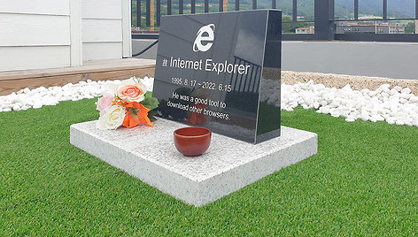 Pietų Korėjoje iškilo paminklas „Internet Explorer“ naršyklei