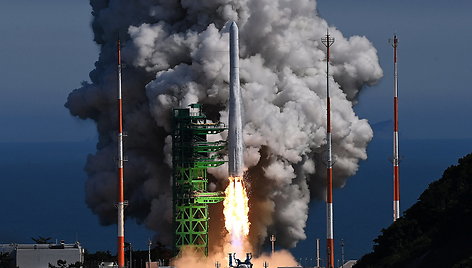 Pietų Korėjos kosminė raketa iškėlė į orbitą palydovų