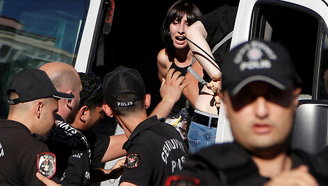 Turkijos policija i&scaron;vaikė LGBTQ &bdquo;Pride&ldquo; eitynes, sulaikė 30 žmonių