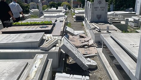 Stambule i&scaron;niekintos žydų kapinės