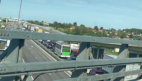 Penktadienio vakarą už Klaipėdos susidūrė penki automobiliai: susidarė kam&scaron;tis