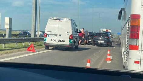 Penktadienio vakarą už Klaipėdos susidūrė penki automobiliai: susidarė kam&scaron;tis