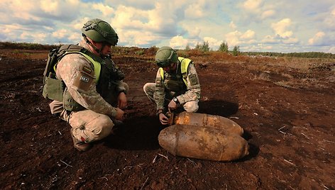 Kariuomenės išminuotojai sunaikino durpyne rastas aviacines bomas