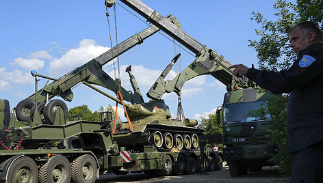 Kranai iškrauna sovietinį tanką T-34, kuris Narvoje buvo pastatytas kaip paminklas