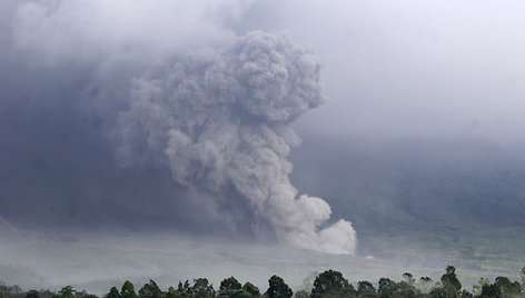 Indonezijoje veržiasi Semeru ugnikalnis