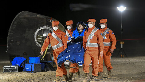 Po 6 mėnesius trukusios misijos 3 Kinijos astronautai sugrįžo į Žemę