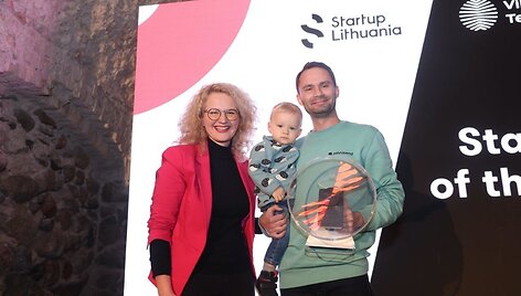 &bdquo;Metų startuolio&ldquo; titulą pelnė &bdquo;Omnisend&ldquo;. Apdovanojimą įteikė A.Armonaitė, Ekonomikos ir inovacijų ministrė