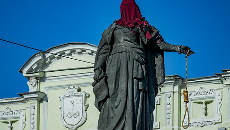 Taip Jekaterinos Didžiosios statula atrodė lapkritį – su budelio gobtuvu ir kartuvių virve rankoje