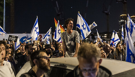 Protestuotojai prie grožio salono, kuriame buvo B.Netanyahu žmona