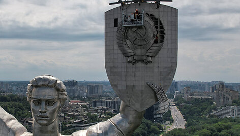 Kyjive nuo paminklo &bdquo;Tėvynė&ldquo; pradėtas demontuoti sovietinis herbas