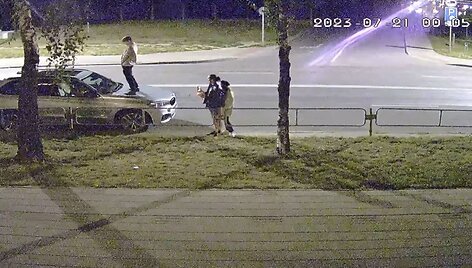 Užsirop&scaron;tęs ant automobilio kapoto, jaunuolis atlikinėjo gamtinius reikalus