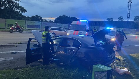 VIlniaus Olandų gatvėje BMW trenkėsi į du stulpus