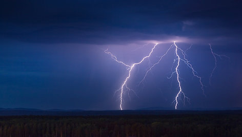 lightning-storm-at-night-2021-08-27-09-41-06-utc