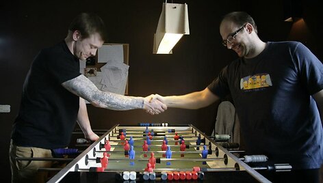 Po rungtynių laimėtas spaudžia ranką pralaimėtojui