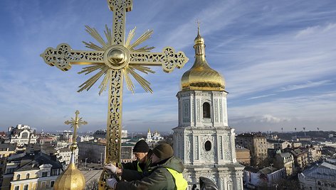 Evgeniy Maloletka / AP