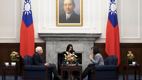  / AP
