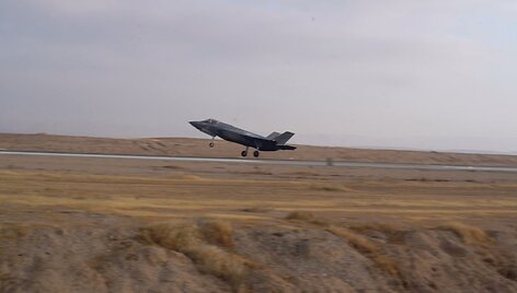 F-35 'Adir' kovos lėktuvas nusileidžia Nevatim oro bazėje.