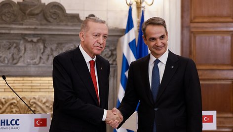 Graikijos Ministras Pirmininkas Mitsotakis ir Turkijos Prezidentas Erdogan dalyvauja spaudos konferencijoje Atėnuose.