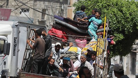 Palestiniečiai bėga i&scaron; Rafah po Izraelio operacijos.