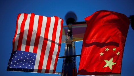 JAV ir Kinijos vėliavos Bostone. / Brian Snyder / REUTERS