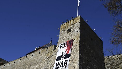 Plakatas Estijoje &scaron;alia sienos su Rusija. /  / AP