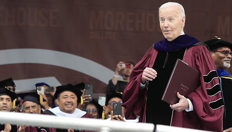 Biden kalbėjo Morehouse baigimo ceremonijoje. / Alex Brandon / AP