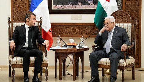 Prancūzijos prezidentas Macron susitinka su Palestinos prezidentu Abbas Ramalloje. / POOL / via REUTERS