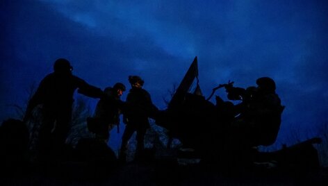 Ukrainos kariai prie fronto valdo prie&scaron;lėktuvinę artileriją Bakhmute. / RFE/RL/Serhii Nuzhnenko / REUTERS