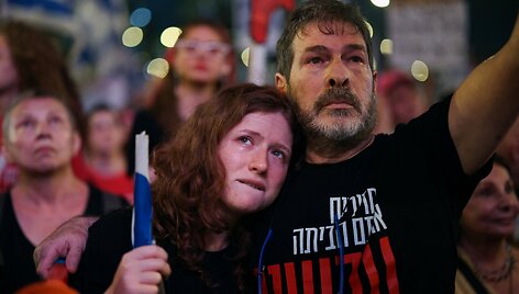 Protestai prie&scaron; Izraelio premjerą Netanyahu ir reikalavimai paleisti belaisvius. / Marko Djurica / REUTERS