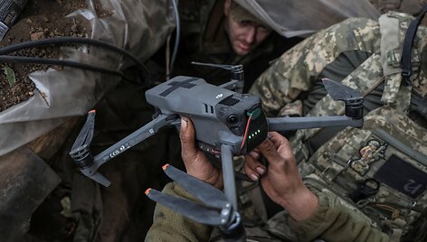 Ukrainiečio kareivio rankose - dronas / Oleksandr Ratushniak / REUTERS