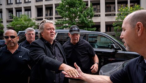 Steve Bannon dalyvauja Kongreso nepagarbos teismo posėdyje. / ANDREW HARNIK / Getty Images via AFP