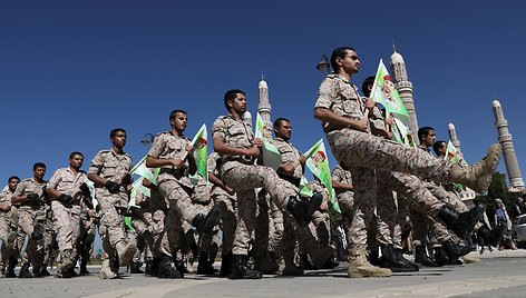 Houthi kovotojų laidojimas po kovų su vyriausybės pajėgomis Sanaoje. / KHALED ABDULLAH / REUTERS