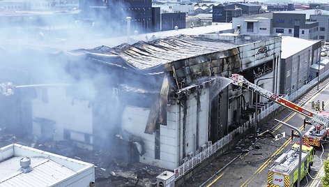 Pietų Korėjos akumuliatorių gamykloje kilo gaisras. / Hong Ki-won / AP