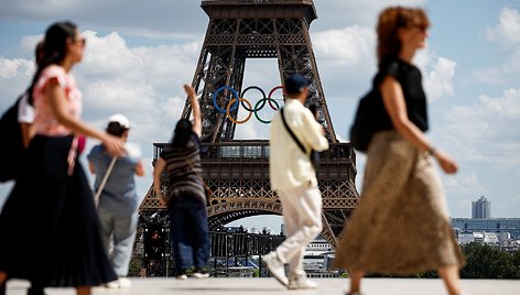 Paryžiuje ant Eiffelio bokšto pakabinti olimpiniai žiedai / Benoit Tessier / REUTERS