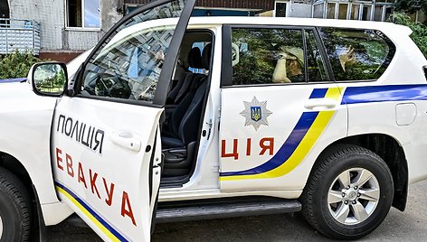 Policija evakuojasi šeimą iš Stepnohirsko. / Ukrinform/SIPA / Ukrinform/SIPA