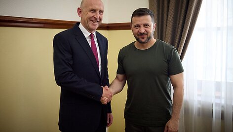 Jungtinės Karalystės gynybos ministras Johnas Healey ir Ukrainos prezidentas Volodymyras Zelenskis