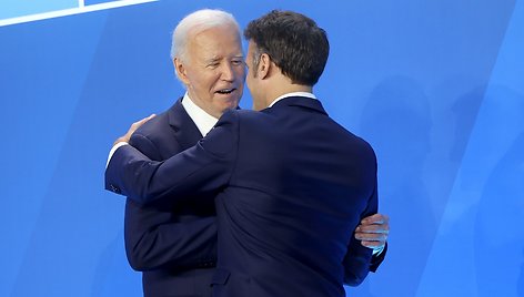 Bidenas su NATO lyderių grupės nuotrauka. / Ting Shen - Pool via CNP / POOL via CNP/INSTARimages.com