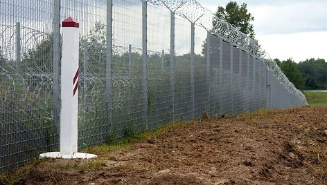 Latvijos sienos ženklas matomas prie Latvijos-Baltarusijos sienos. / INTS KALNINS / REUTERS