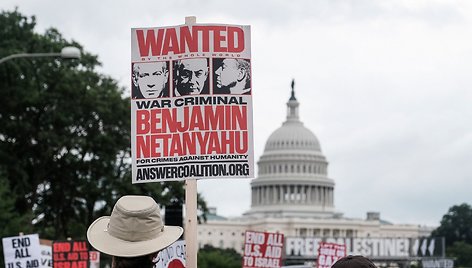 Prie JAV Kapitolijaus – tūkstančiai protestuojančiųjų prieš B. Netanyahu / MICHAEL A. MCCOY / Getty Images via AFP